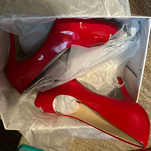 Beautiful bright red high heel shoes for the PERFECT valentines date night ❤️ - Picture 3 of 5